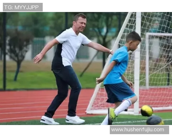 足球巨星滑冰秀引发热议球场之外的冰上风采展现魅力