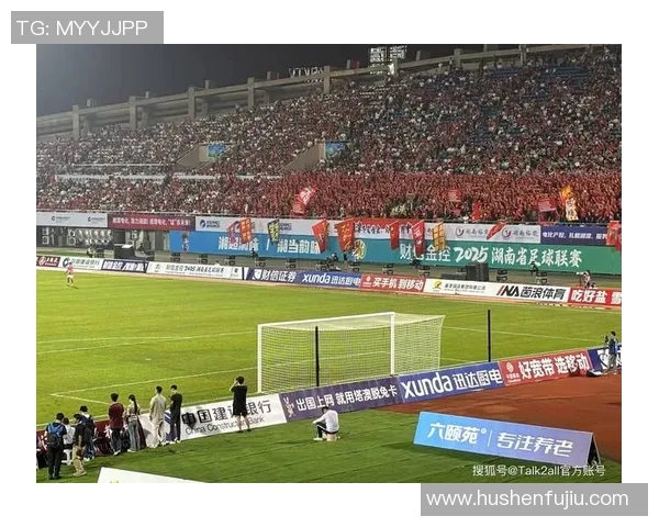 足球明星与热情粉丝亲密互动共庆赛事精彩瞬间