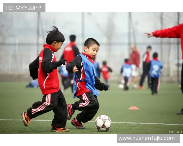 足球明星踢瓶子挑战赛引发热潮谁是背后的创意发起者